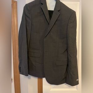Express men’s suit. Coat 40R, pants 32/34. Unworn, no tags.